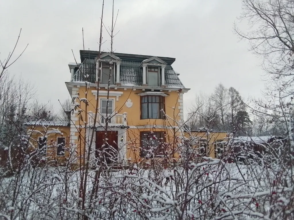 Коттедж на берегу пруда с бассейном