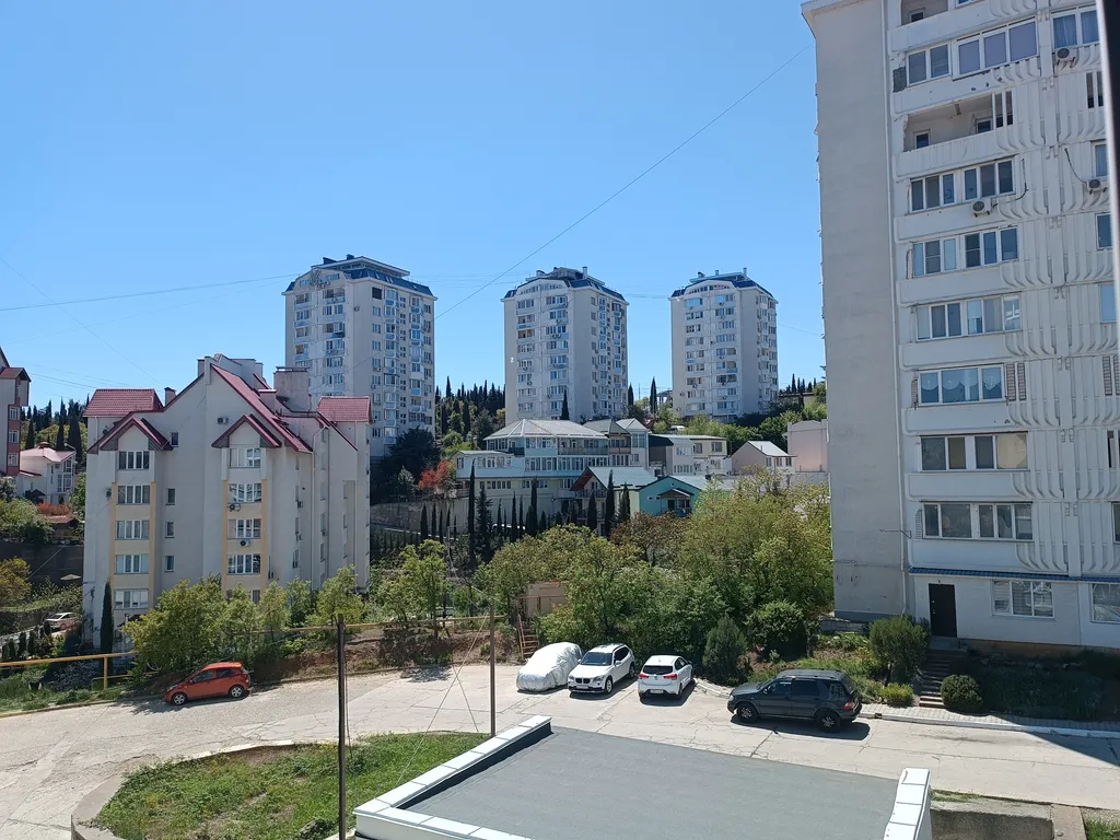 Уютная квартира в спальном районе недалеко от моря, с видом на горы