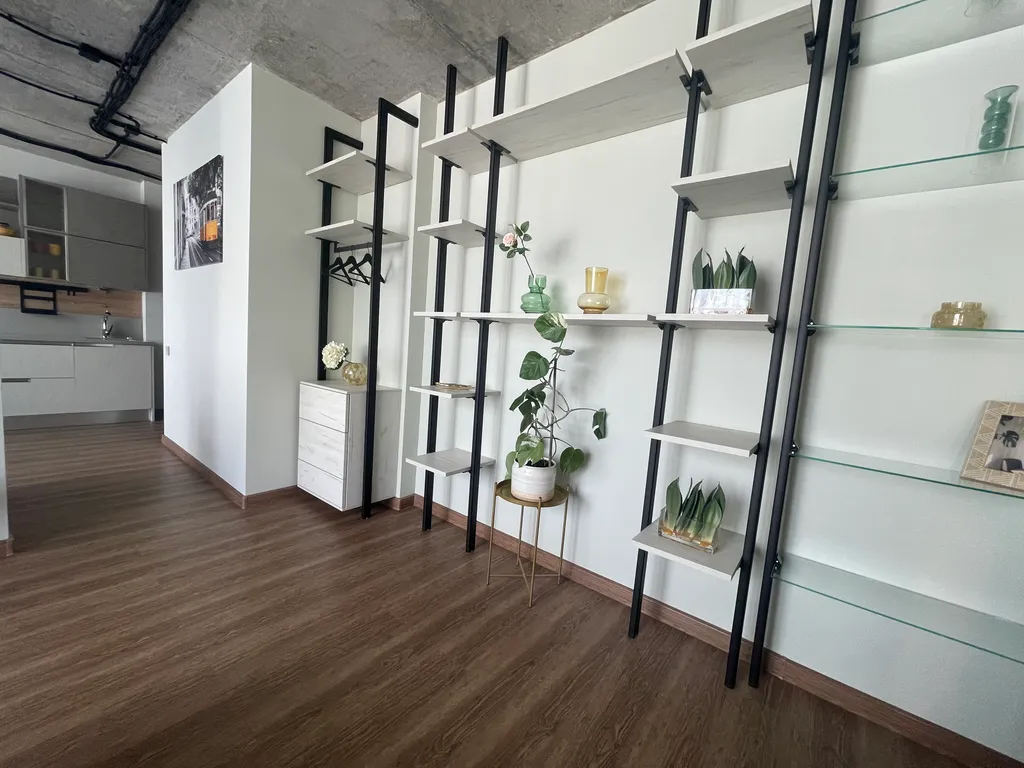 Просторная и светлая квартира с огромными окнами