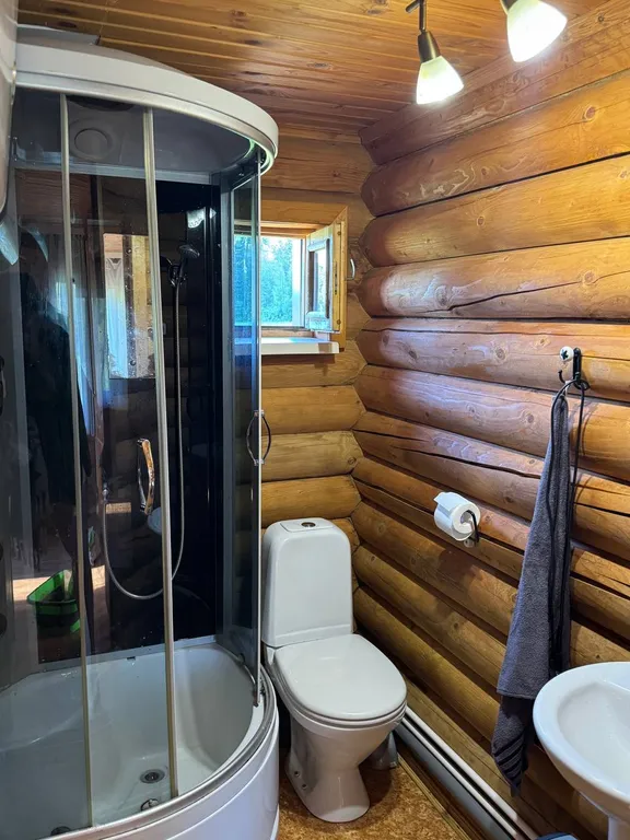 Деревянный дом из сруба на огромном участке с собственным берегом