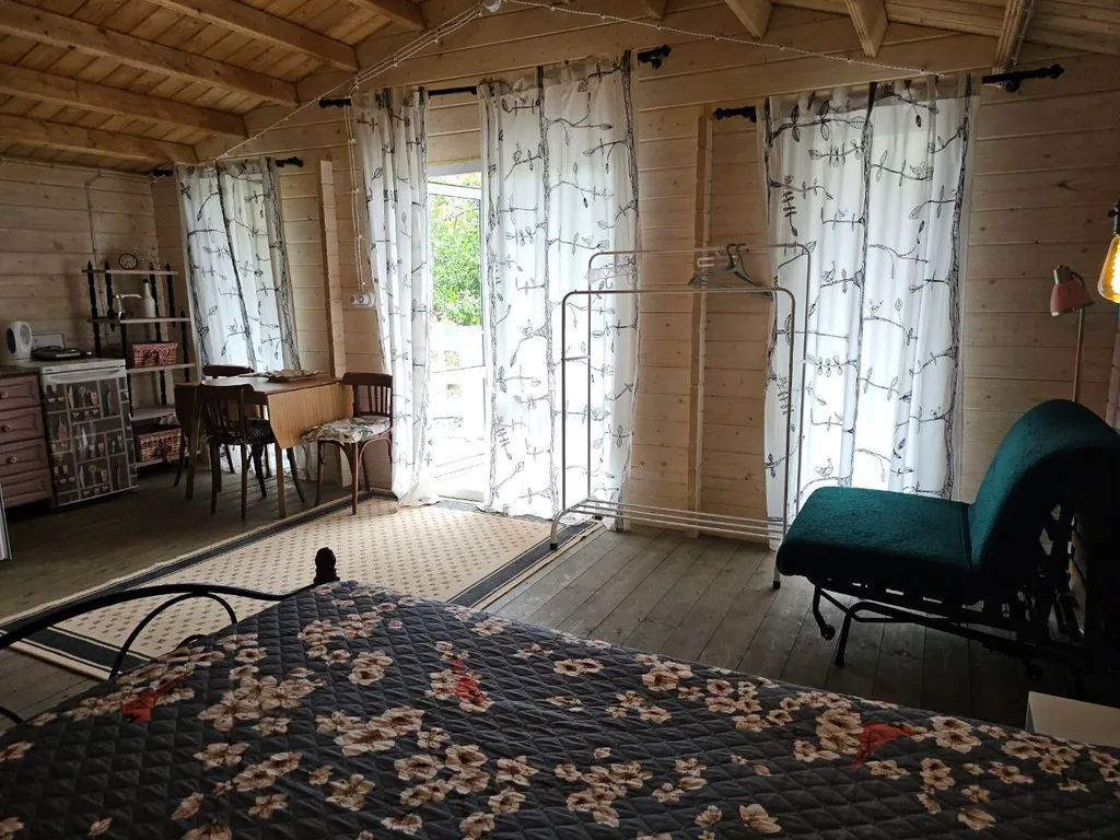 Уютный домик на большом участке с садом