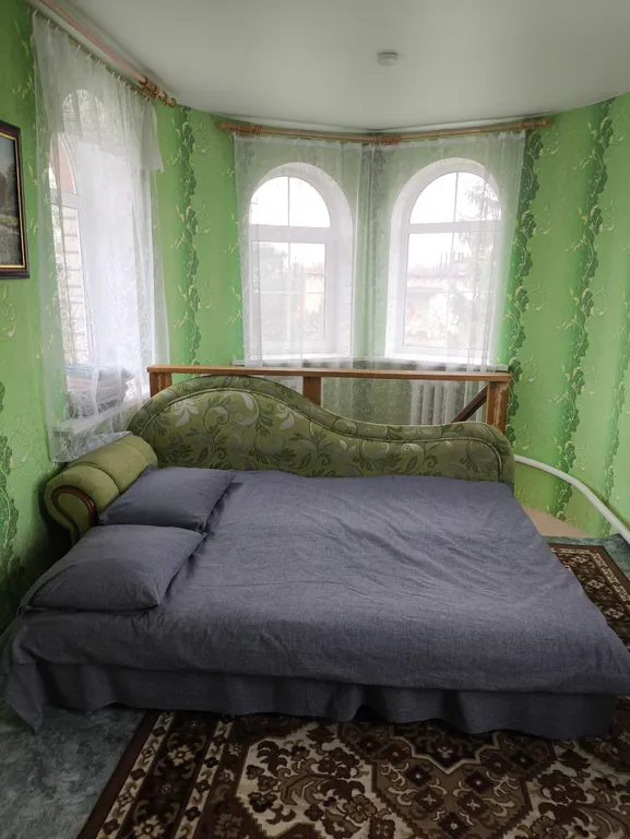 Двухэтажный коттедж с беседкой и баней для отдыха и проживания