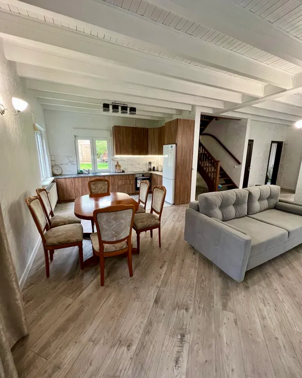 Живописная усадьба в лесу у озера