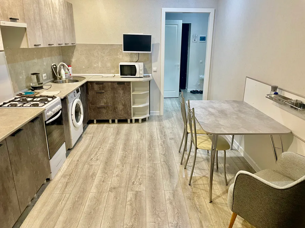 Просторная квартира с видовым балконом близ Питьевой Галереи Санатории