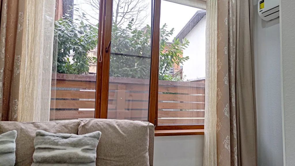 Идеально расположенный комфортный апартамент со спальней. Большие окна