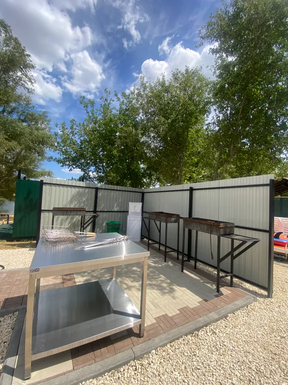 Загородный дом в черте города с озером