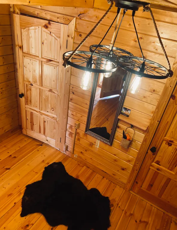 Берлога люкс, коттедж с банным чаном для отдыха с видом на лес и скалы