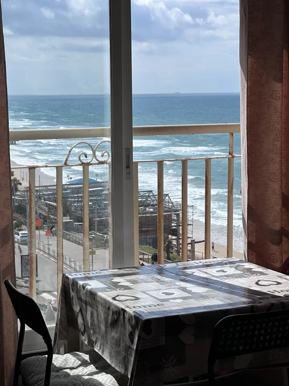 Красивая 2 комнатная квартира на первой линии моря с панорамным видом