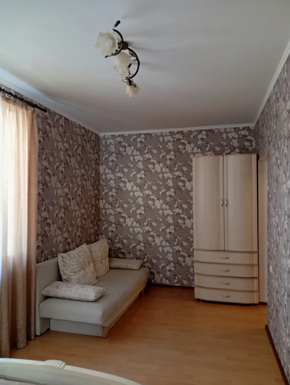 Дом с камином в лесу возле залива