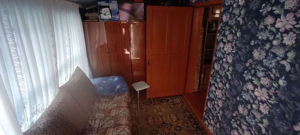 Маленький дом, простенький ремонт, не далеко он озер