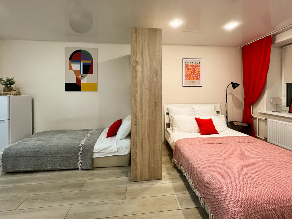 Интересная студия для троих