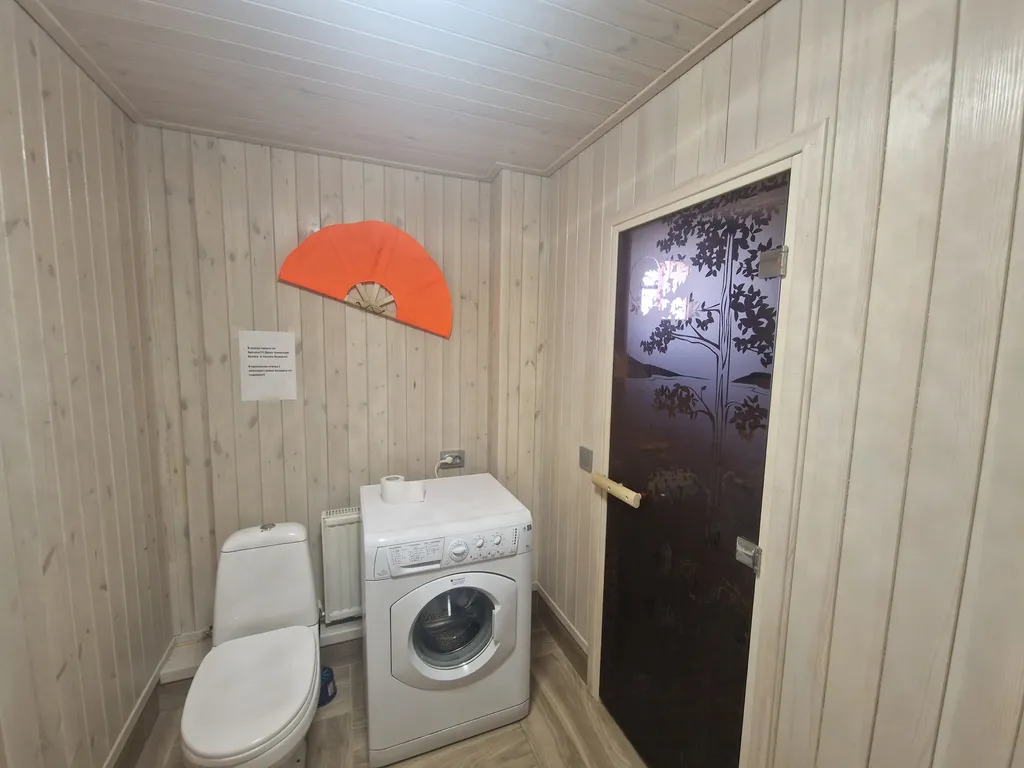 Дом с финской сауной внутри дома с большой беседкой и барбекю