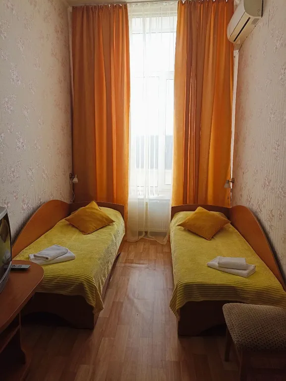 Трехместный номер с 2  кроватями и диваном. Стандарт с видом на море.