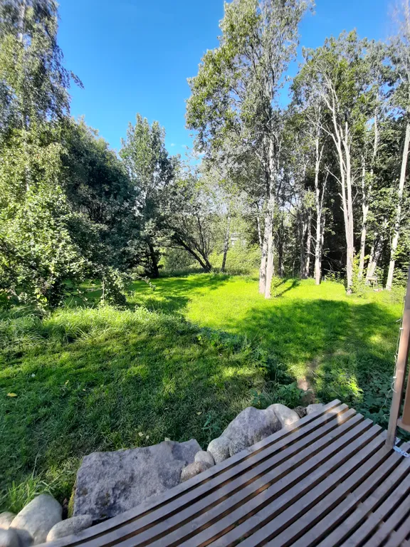 Уютный домик у реки