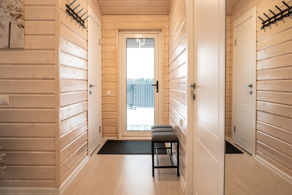 Новый стильный барнхаус с видом на лес