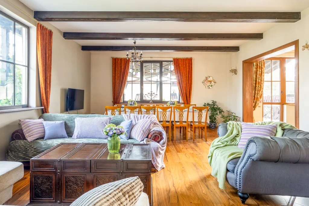 Белый коттедж с баней и бассейном рядом с озером