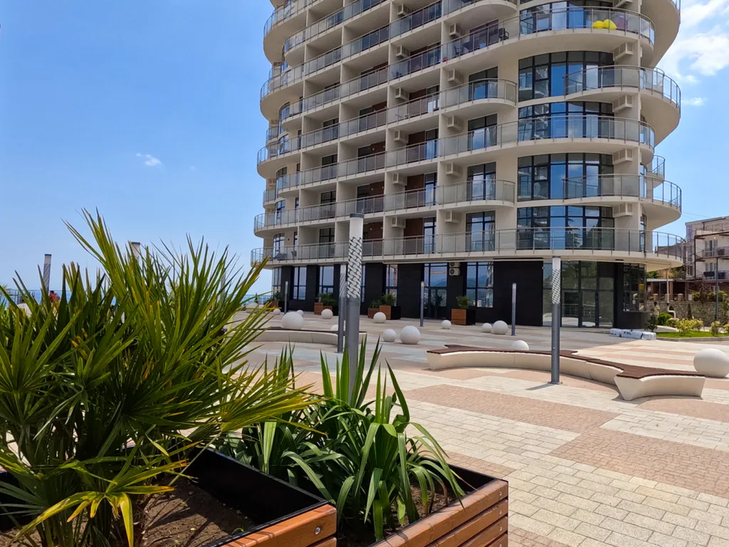 Дизайнерская студия LS-GREEN с боковым видом на море с 13 этажа