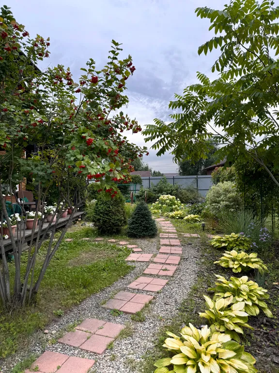 Уютный коттедж с садом