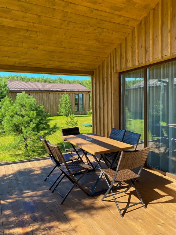 Просторный двухкомнатный коттедж в лесу у пруда