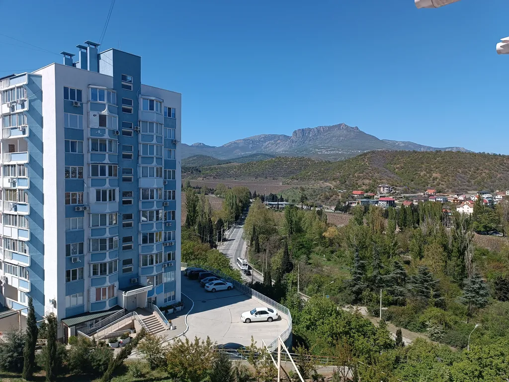 Уютная квартира в спальном районе недалеко от моря, с видом на горы