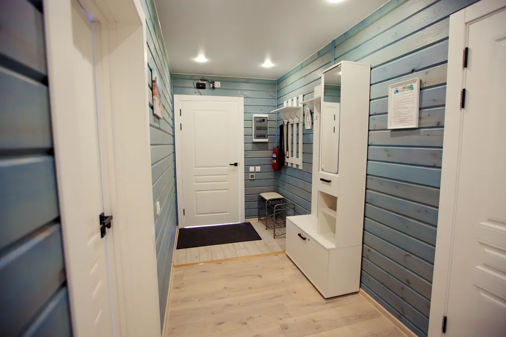 Панорамный коттедж в морском стиле с видом на озеро