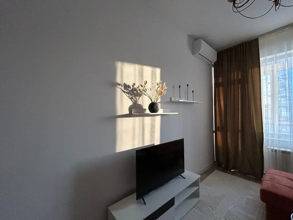 Атмосферная евродвушка, сияние в центре города