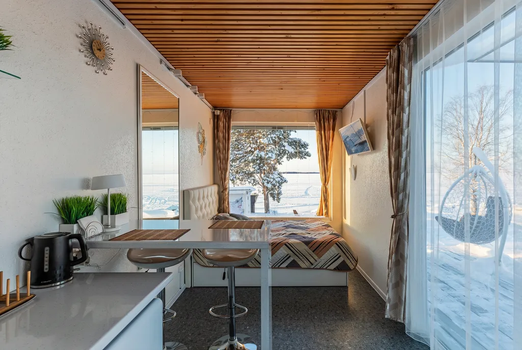 Глэмпинг на берегу с панорамными окнами