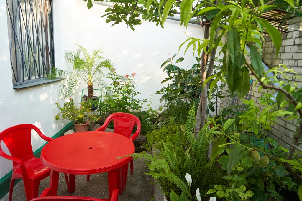 Уютный домик с двориком рядом с морем