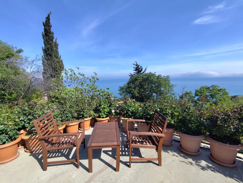 Уютный двухкомнатный домик в райском саду с видом на море