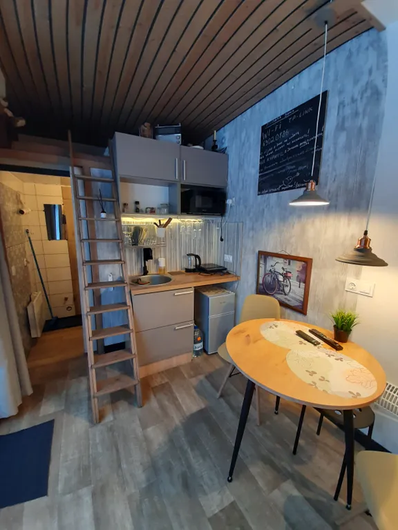 Уютный домик у реки