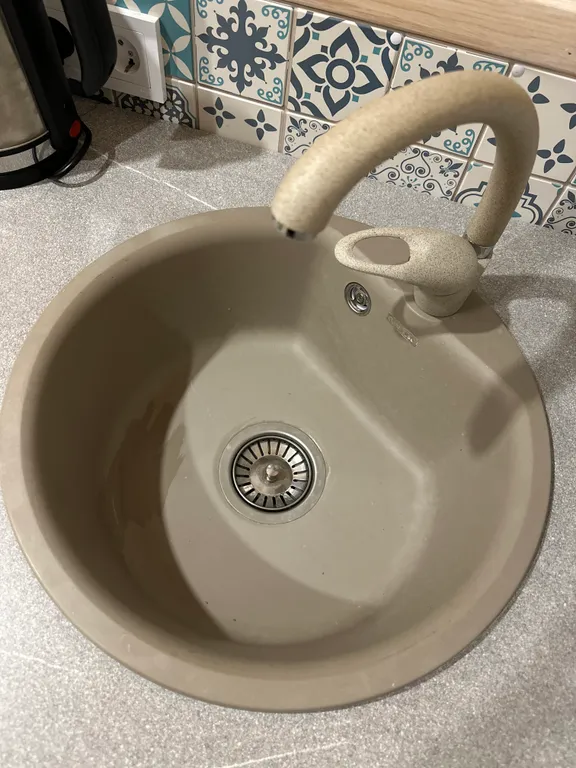 Уютный домик в древних липах