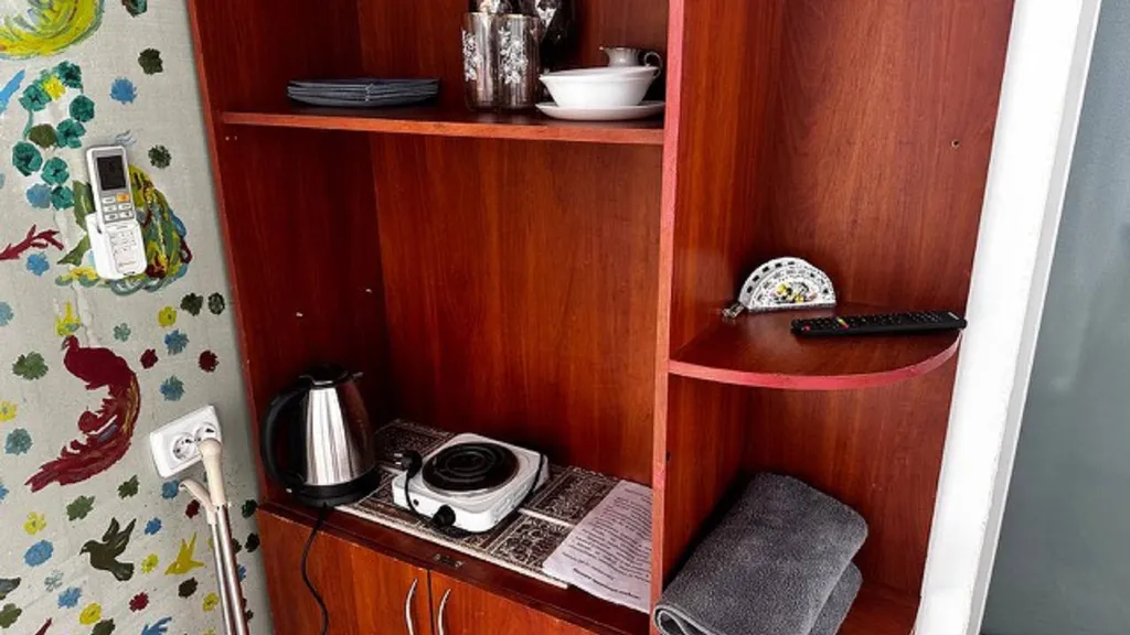 Уютная студия с панорамными окнами через забор с Ханским дворцом