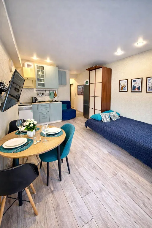 Угловая студия с цветами на берегу моря