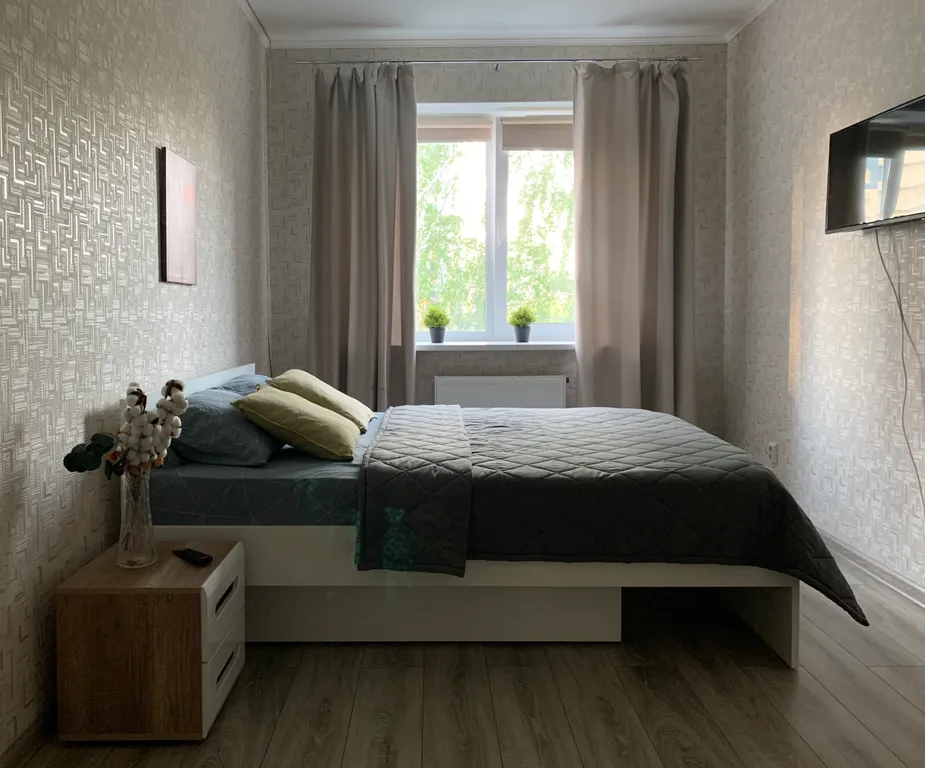 Двухкомнатная квартира возле метро.