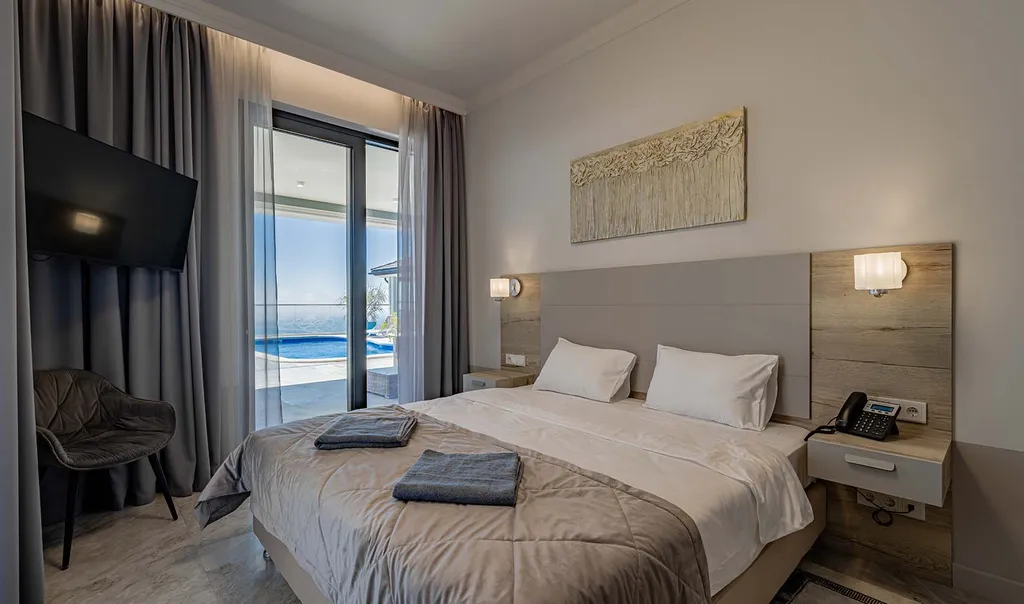 Квартира Делюкс с выходом к бассейну и террасой — аренда посуточно в Кореиз