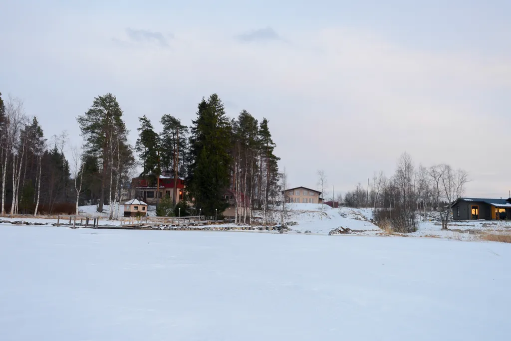 Большой коттедж на берегу из двух частей