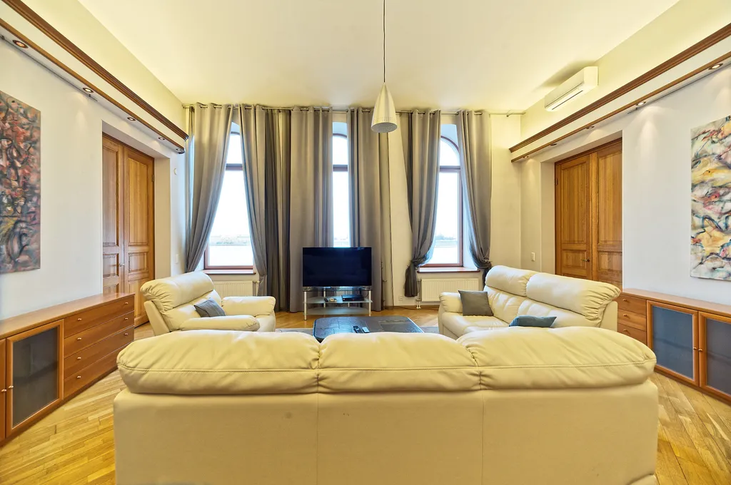 Двухуровневая квартира с видом на Неву по соседству с Эрмитажем