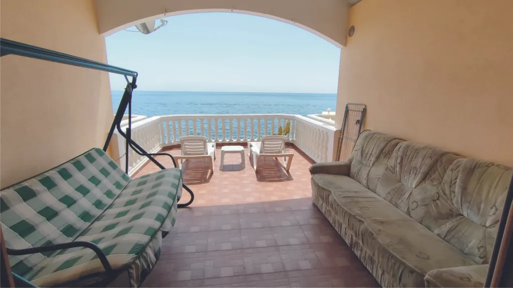 Коттедж - три этажа на берегу моря