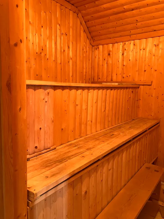 Трёхэтажный коттедж с сауной и бассейном в тихом заливе волги