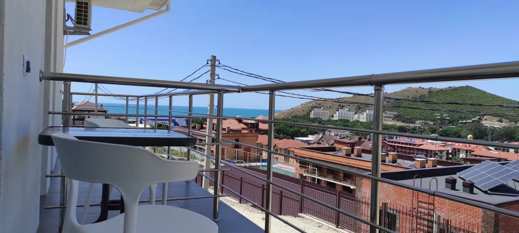 Уютная комната с видом на море