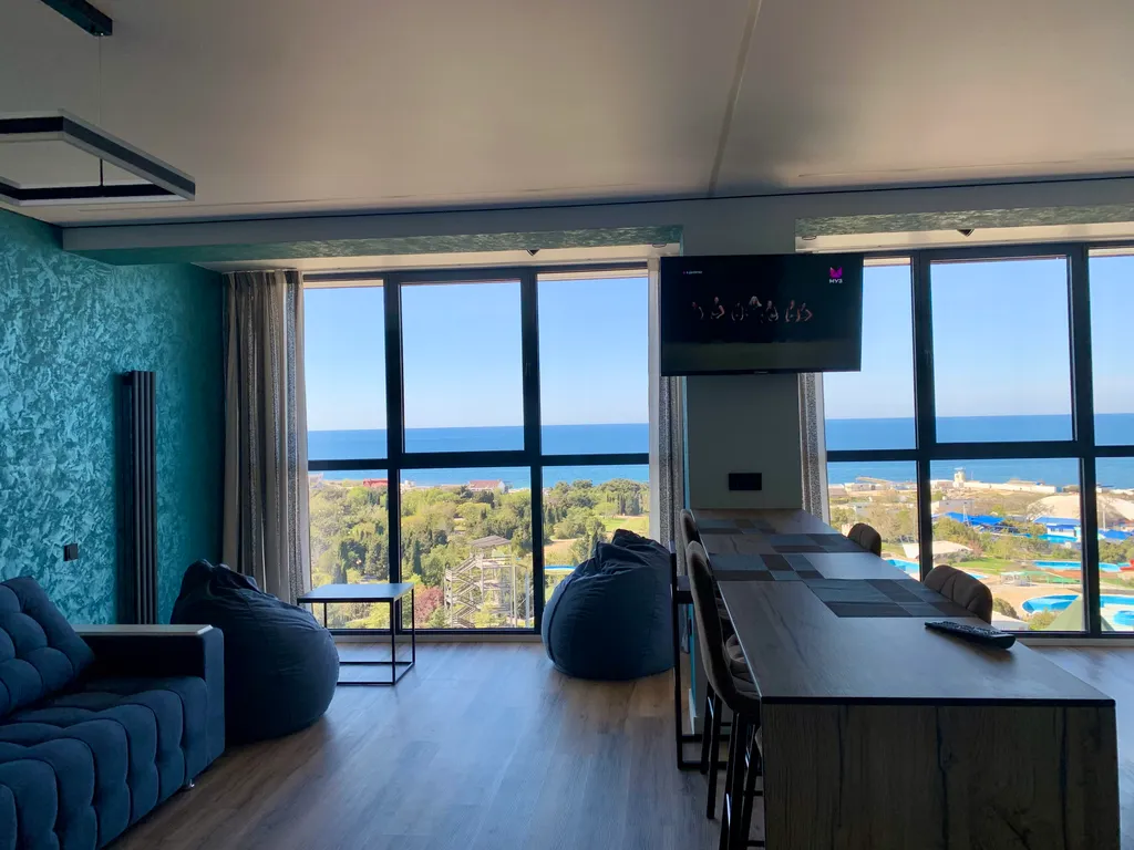 Элитная квартира с панорамным окнами витражами с видом на море — аренда посуточно в Севастополь