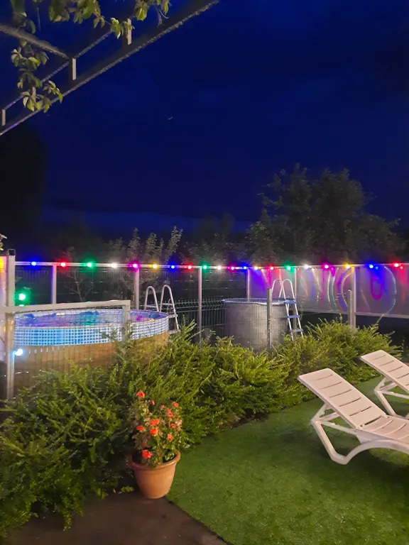 Милый домик в стиле прованс с камином, горячей купелью, баней, бассейном