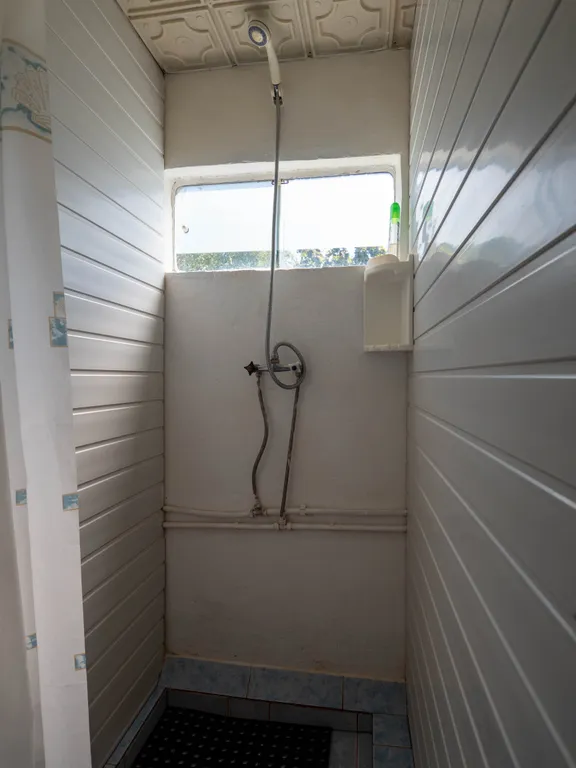 Уютная комната в тени винограда