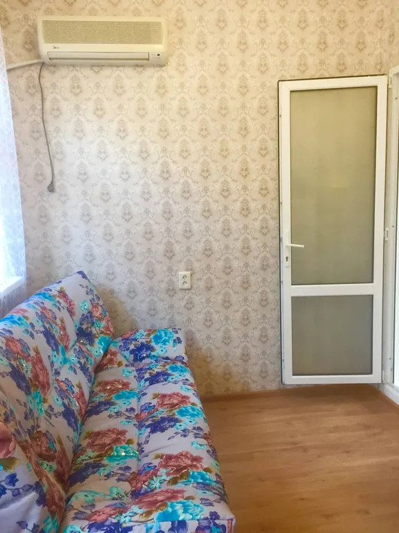 Трех,четырех местный номер,с кухней и двумя балконами,второй этаж.