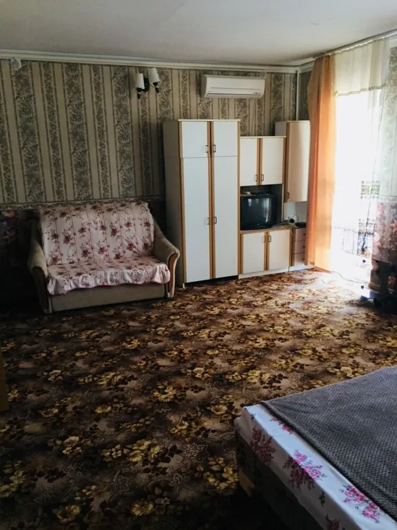 Комната с балконом в частном доме у моря