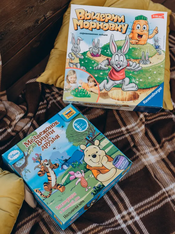 Уютный панорамный треугольный дом A-frame с видом и окружением леса