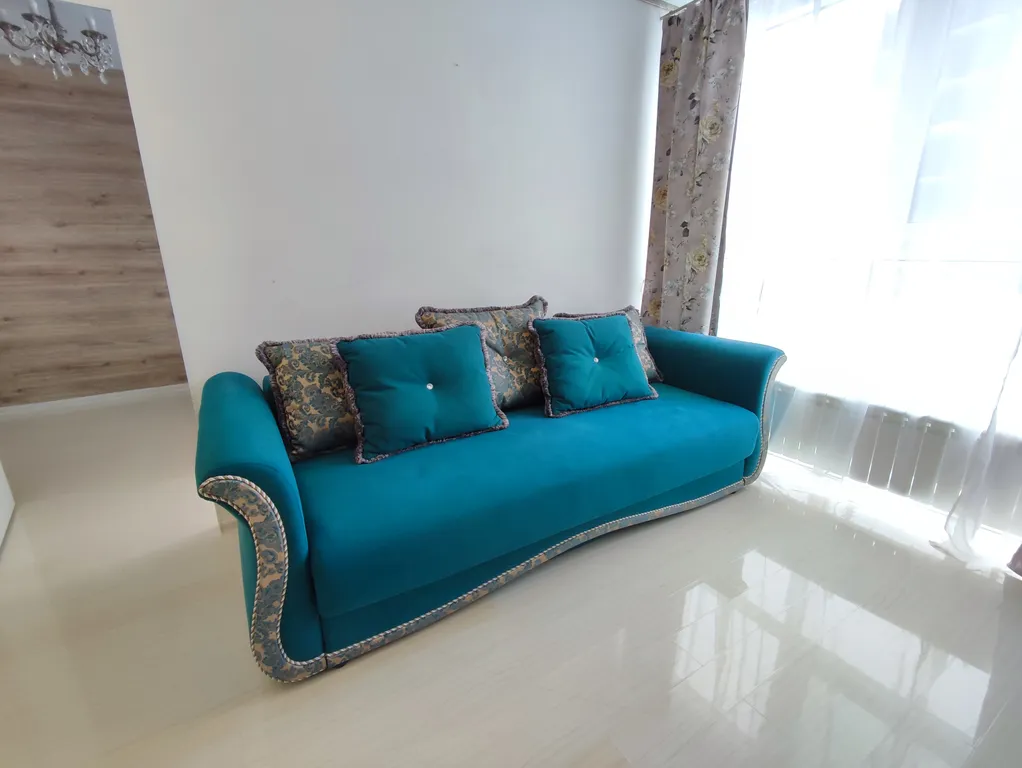 Современная уютная квартира с камином