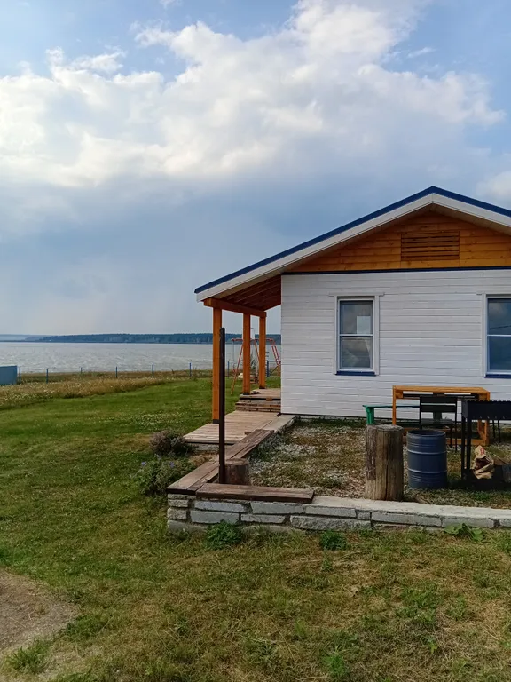 Уютный дом на берегу озера Камбулат