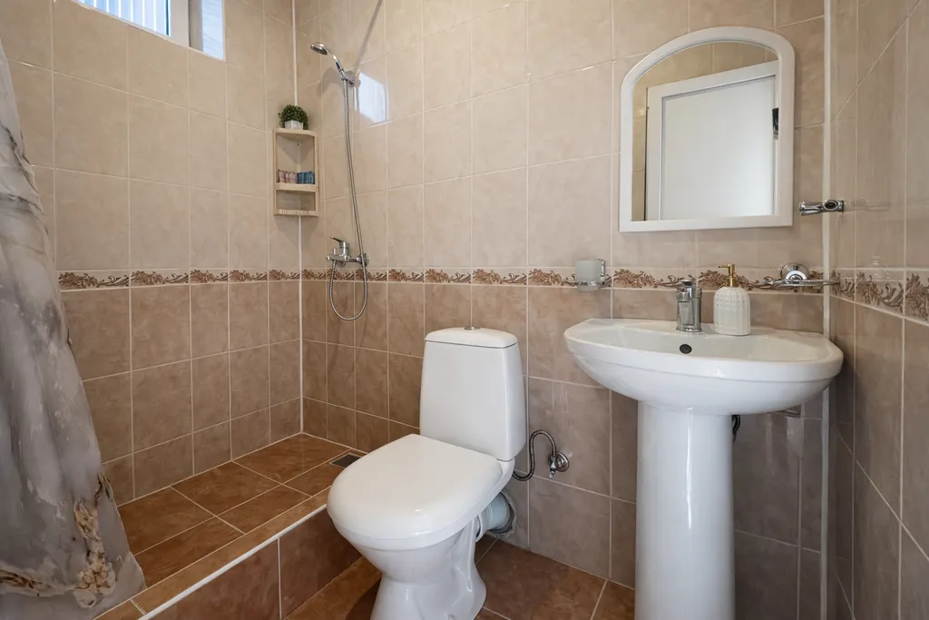 Трёхместный номер с собственной ванной комнатой