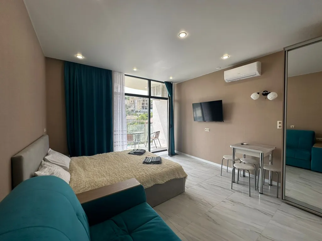 Дизайнерская студия Ls-family comfort вид на горы и город с 4 этажа